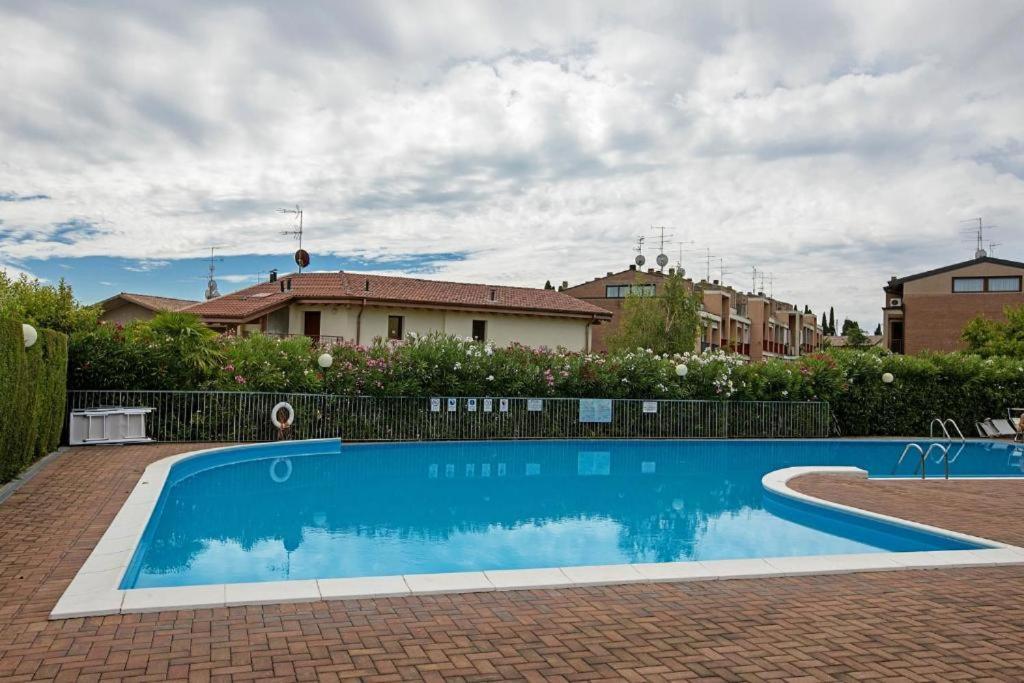Garden Residence Appartamento Con Terrazzo E Piscina Desenzano del Garda Exterior photo