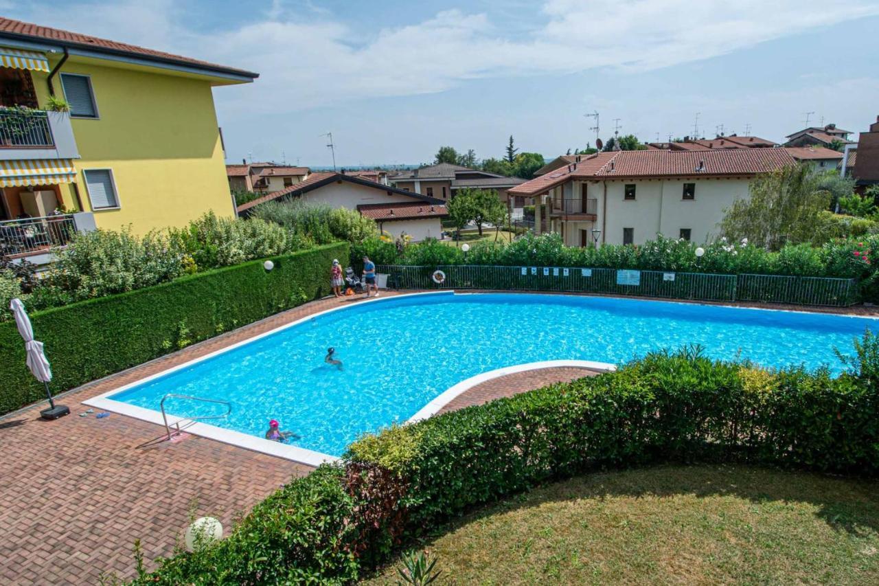 Garden Residence Appartamento Con Terrazzo E Piscina Desenzano del Garda Exterior photo
