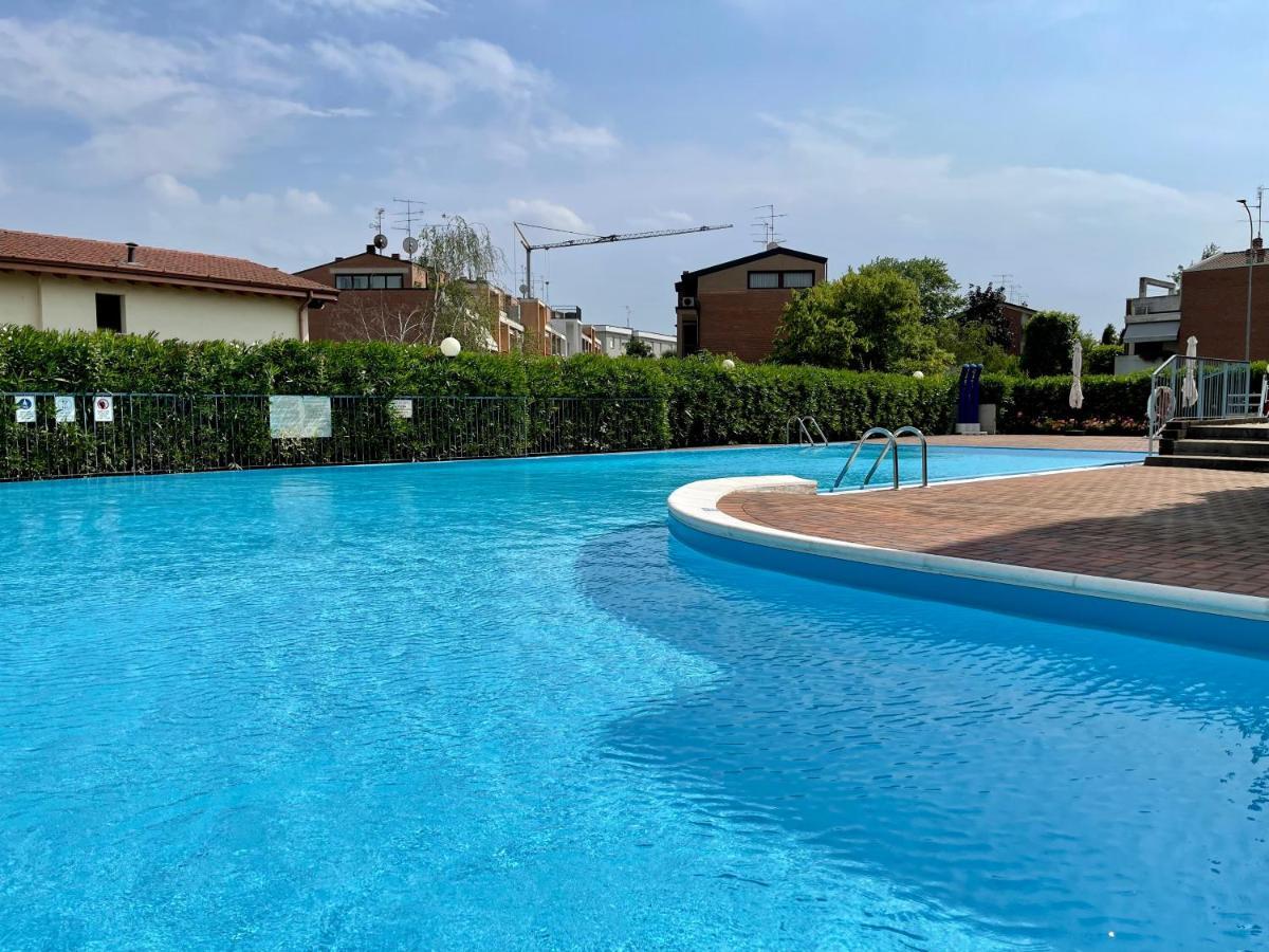 Garden Residence Appartamento Con Terrazzo E Piscina Desenzano del Garda Exterior photo
