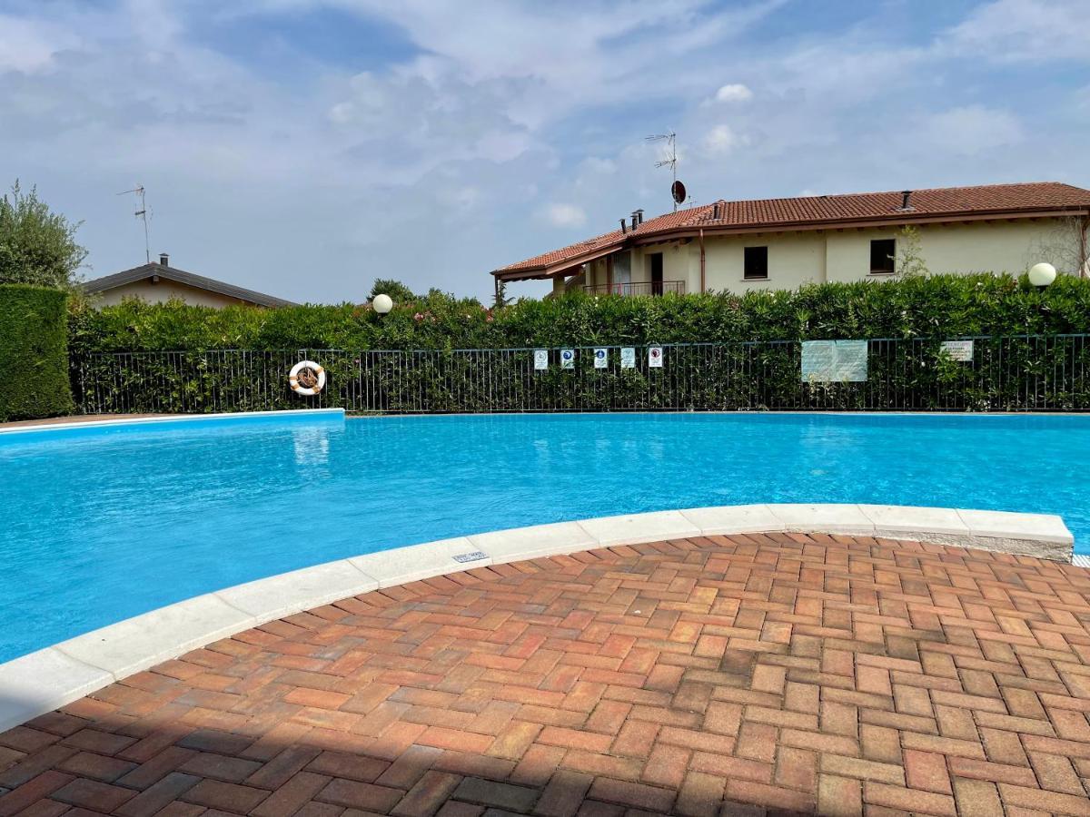 Garden Residence Appartamento Con Terrazzo E Piscina Desenzano del Garda Exterior photo