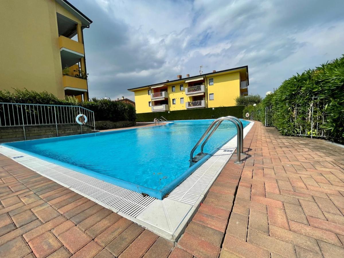 Garden Residence Appartamento Con Terrazzo E Piscina Desenzano del Garda Exterior photo