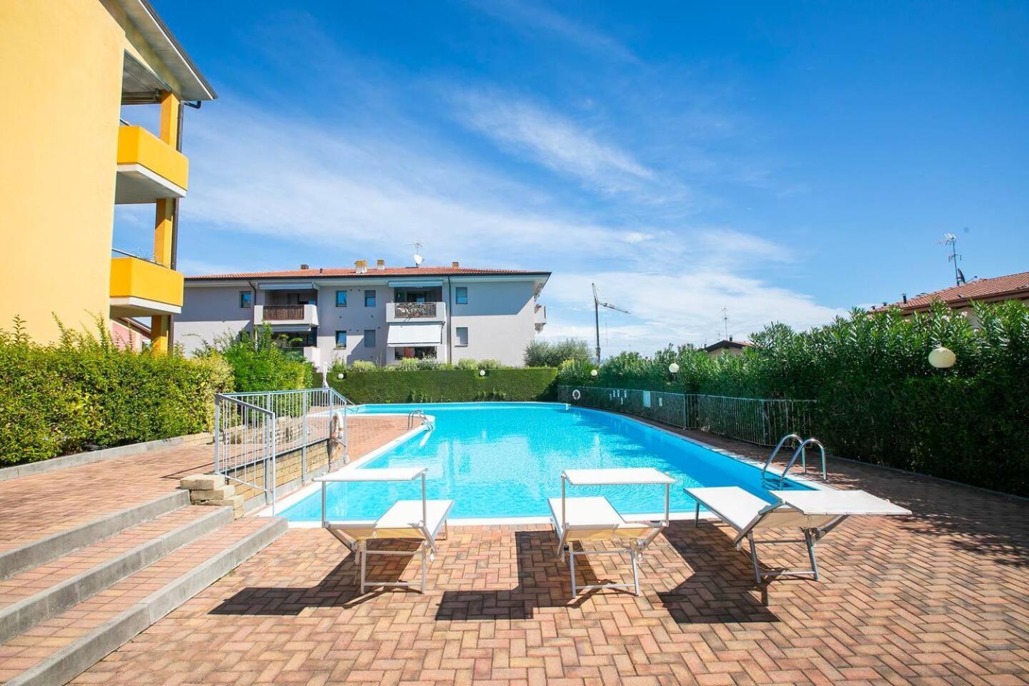 Garden Residence Appartamento Con Terrazzo E Piscina Desenzano del Garda Exterior photo
