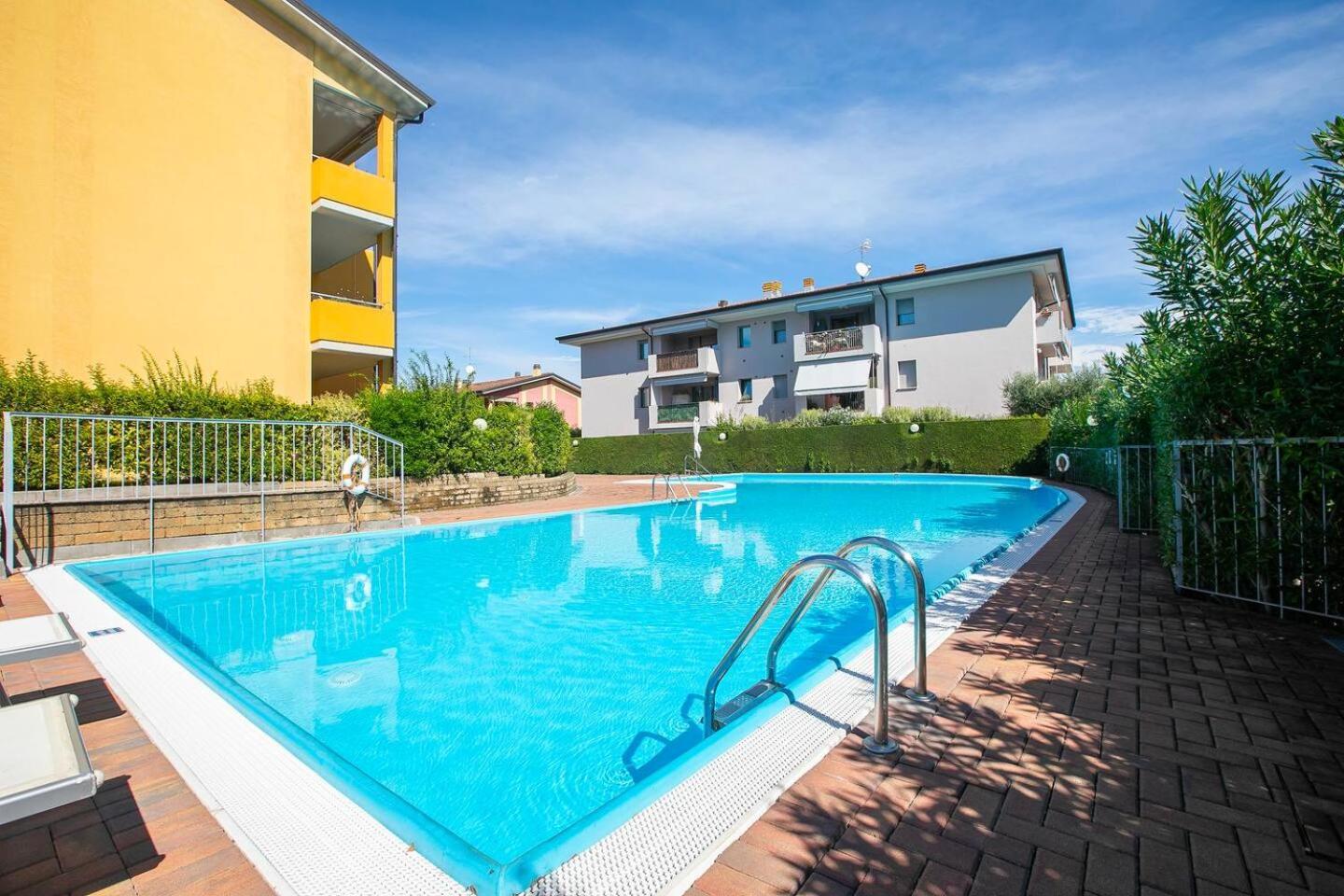 Garden Residence Appartamento Con Terrazzo E Piscina Desenzano del Garda Exterior photo